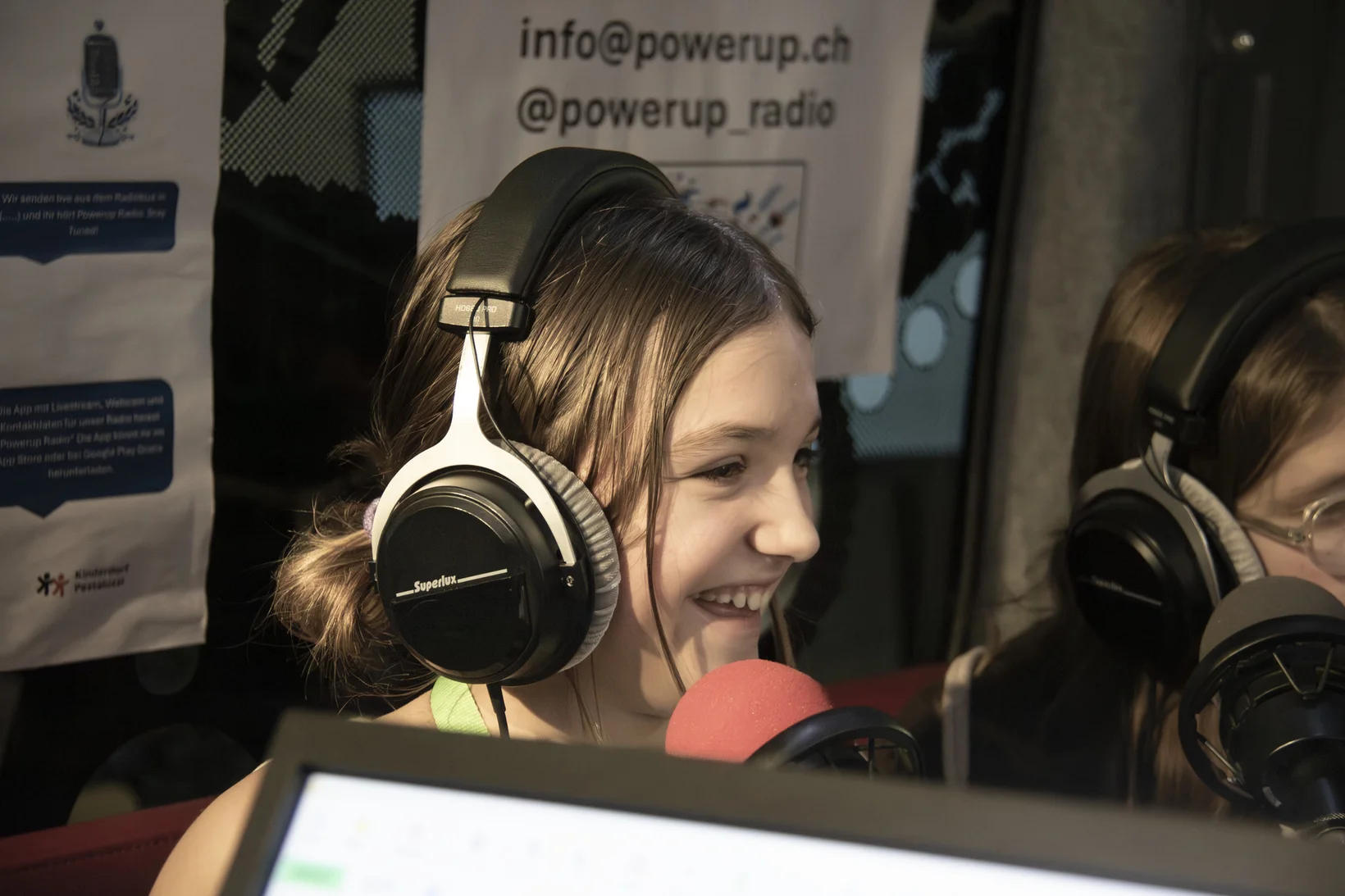 Swissdidac_Radiobus_Maedchen_am_Mikrofon